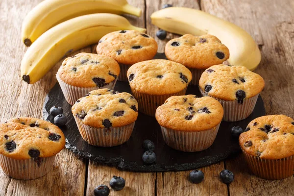 Hausgemachte Diät Muffins Mit Blaubeeren Und Bananen Großaufnahme Auf Einer — Stockfoto