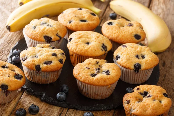 Frisch Gebackene Muffins Mit Blaubeeren Und Bananen Großaufnahme Auf Einer — Stockfoto