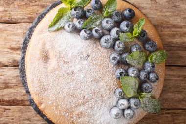 Masadaki tahtada yaban mersinli, dutlu ve klimalı Victoria pandispanyası. Yukarıdan yatay üst görünüm