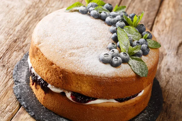 Victoria Spons Cake Met Bosbessen Bessenjam Lucht Crème Close Een — Stockfoto
