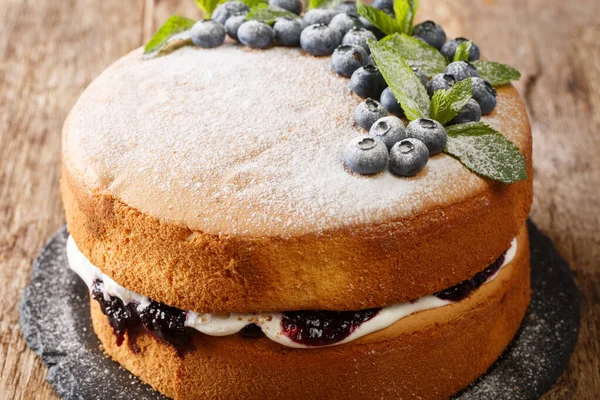맛있는 가벼운 스폰지 케이크 샌드위치에 블루베리가 슬레이트 보드에는 부드러운 크림이 — 스톡 사진