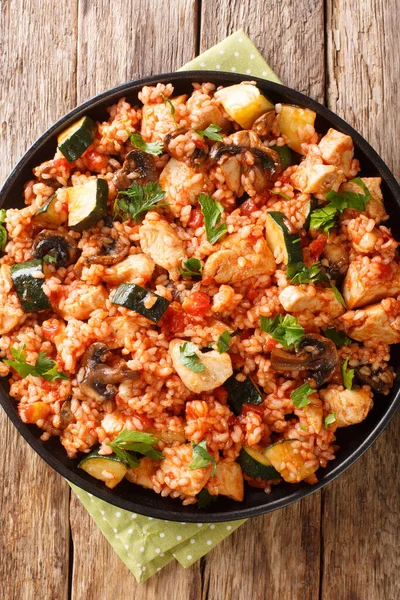 Arroz Mediterrâneo Com Frango Abobrinha Cogumelos Molho Tomate Close Uma — Fotografia de Stock