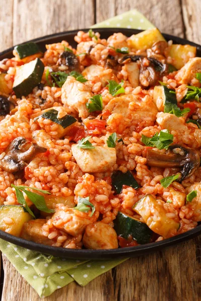 Riz Méditerranéen Poulet Courgettes Champignons Sauce Tomate Gros Plan Dans — Photo