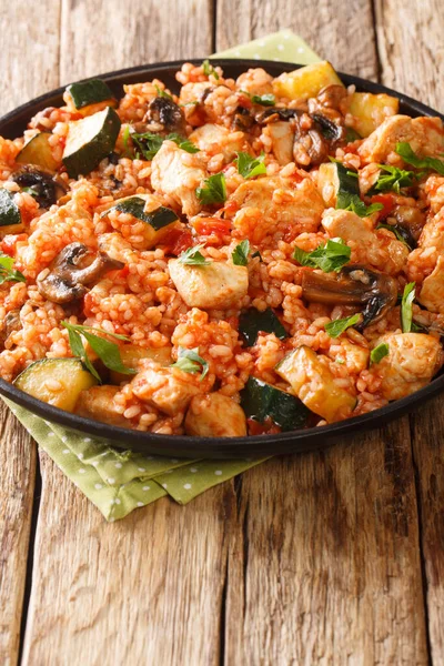 Arroz Picante Con Pollo Calabacín Champiñones Salsa Tomate Cerca Una — Foto de Stock