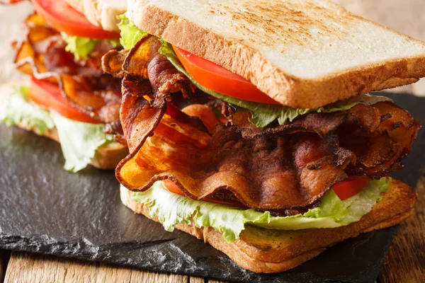 Blt Sandwich Med Sprød Bacon Frisk Isbjergsalat Tomater Close Skifer - Stock-foto
