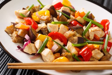 Masada patlıcanlı, biberli ve soğanlı leziz kızarmış tavuk var. yatay