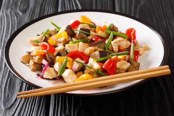 Kızarmış tavuk ve sebze, patlıcan, biber ve soğan ve soya sosunu masaya yakın planda servis ediyorum. yatay