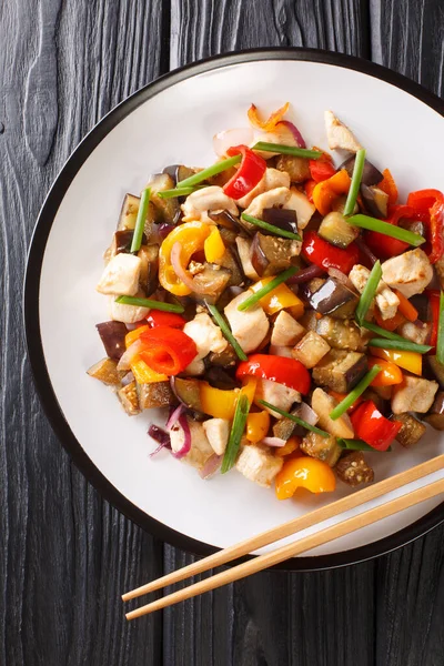 Rör Stekt Kyckling Med Aubergine Peppar Och Lök Närbild Tallrik — Stockfoto