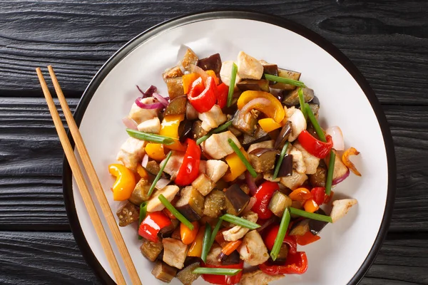 Masada patlıcanlı, biberli ve soğanlı leziz kızarmış tavuk var. Yukarıdan yatay üst görünüm