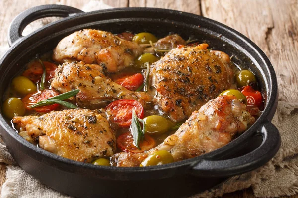 Pollo Estilo Rústico Horno Con Aceitunas Verdes Tomates Cebollas Hierbas — Foto de Stock