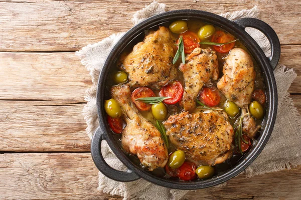 Delicioso Pollo Picado Horno Con Aceitunas Verdes Tomates Cebollas Hierbas —  Fotos de Stock