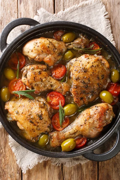 Trozos Pollo Horno Con Aceitunas Tomates Cebollas Una Salsa Picante —  Fotos de Stock