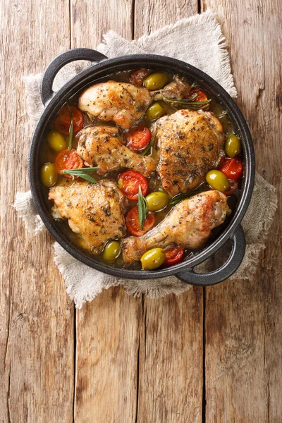 Frango Provençal Assado Com Azeitonas Tomates Cebolas Ervas Close Uma — Fotografia de Stock