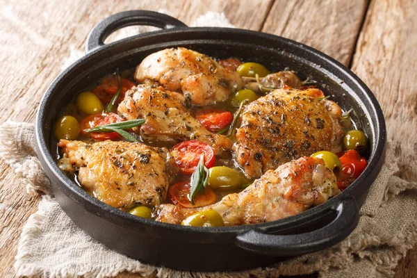 Comida Francesa Pollo Horno Con Aceitunas Tomates Cebollas Hierbas Primer — Foto de Stock