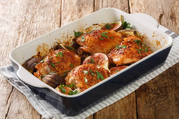 Kırsal tarzda tavuk butları masada yakın plan incirle pişirilmiş. yatay