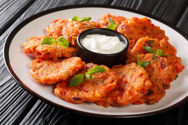 Yunan domatesli börek ve yoğurt masada yakın bir tabakta servis edilir. yatay