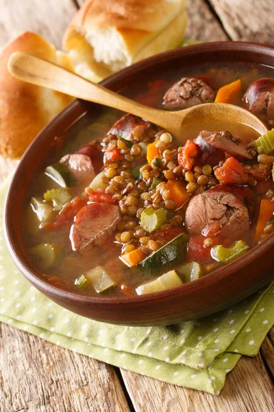 ソーセージとレンズ豆のスープ トマト ズッキーニ テーブルの上のプレートにセロリとニンジンのクローズアップ ベルティカ — ストック写真