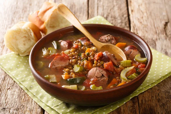 季節の野菜とスモークソーセージをテーブルの上のプレートに閉じ込めた芳香のある健康的なレンズ豆スープ 水平線 — ストック写真