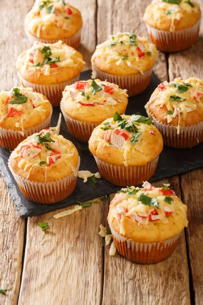 Muffins Maíz Recién Horneados Con Carne Cangrejo Hierbas Queso Cerca — Foto de Stock