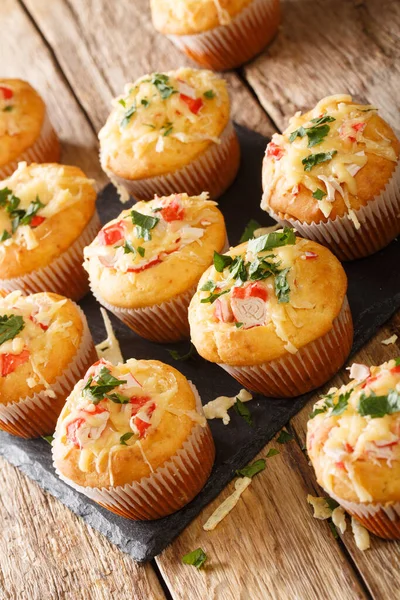 Leckere Snack Muffins Mit Krabbenfleisch Und Käse Großaufnahme Auf Einer — Stockfoto