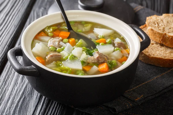 伝統的なスコットランドのレシピでは ラム肉の肉を混ぜ合わせた夏野菜の古典的なボリュームたっぷりのスープを提供しています ホライゾン — ストック写真