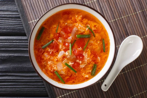 Porção Sopa Ovo Tomate Asiático Close Uma Tigela Mesa Vista — Fotografia de Stock