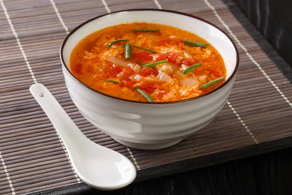 Portion Soupe Asiatique Aux Oeufs Tomate Gros Plan Dans Bol — Photo