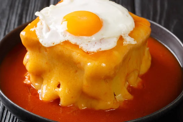 Величезний Португальський Гарячий Сендвіч Francesinha Різними Типами Соусів Яса Залитий — стокове фото