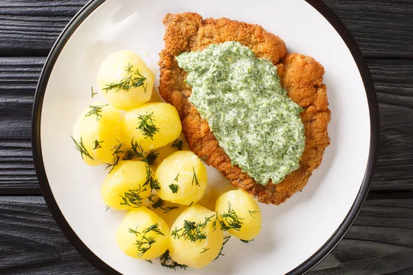 Schnitzel Vitello Tedesco Con Patate Novelle Bollite Salsa Verde Primo — Foto Stock