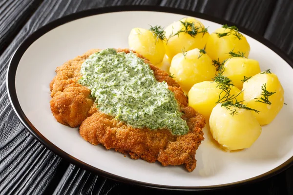 Delicioso Schnitzel Comida Alemã Com Batatas Novas Cozidas Famoso Molho — Fotografia de Stock