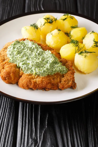 Cucina Tradizionale Francoforte Cotoletta Con Patate Novelle Bollite Salsa Verde — Foto Stock