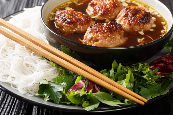 Bun Cha 是一道越南菜 在桌上的盘子里有烤猪肉 面条和香草的特写 横向A — 图库照片
