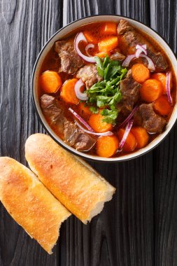 Vietnamlı bo kho sığır güveci yumuşak, parçalanmış et parçaları otlar, aromatikler ve kâseye yakın lezzetli bir et parçası ile doludur. Yukarıdan dikey üst görünüm