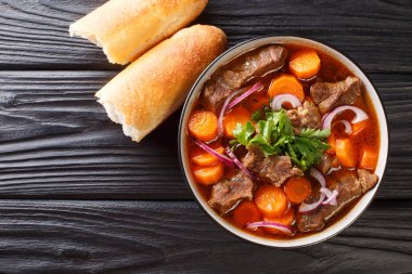 Otantik Vietnamlı Biftek Güveci Bo Kho masadaki kaseye yakın çekim yapıyor. Yukarıdan yatay üst görünüm
