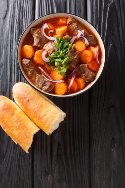 Bo khois lezzetli bir Vietnam güveci. Masadaki kasede yakın plan sığır eti. Dikey