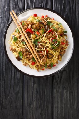 Hangzhou patlıcanları Rou mo qie zi masandaki tabakta yumurtalı erişteyle servis edilir. yukarıdan dikey üst görünüm