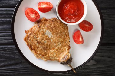 Patlıcanlı omlet Tortang Talong masada ketçapla servis edilir. Yukarıdan yatay üst görünüm