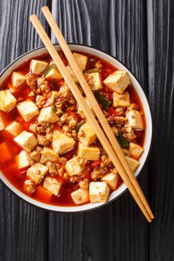 Otantik Çin usulü mapo tofu, Szechuan mutfağının masanın üzerindeki tabakta yakın plan yapılan markalaşma yemeklerinden biridir. Yukarıdan dikey üst görünüm
