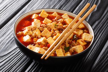 Mapo tofu, soya peyniri, kıyma ve acı sostan oluşan ünlü bir Sichuan yemeğidir. Yatay