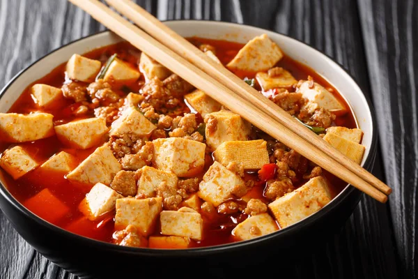 麻婆豆腐是一种炽热的四川猪肉和豆腐炒菜 其特点是舌头刺痛的麦芽平衡和盘中辛辣的特写 横向A — 图库照片