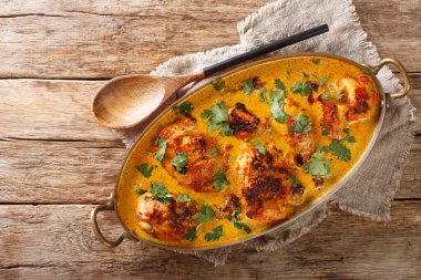 Kuku Paka baharatlı tavuk ve hindistan cevizli köri tabağı. Masadaki tavaya yakın plan egzotik tatlarla dolu. Yukarıdan yatay üst görünüm