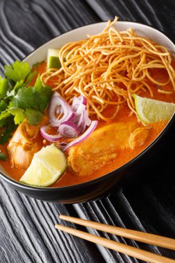 Khao soi ya da Khao soi, Myanmar Laos 'ta ve Tayland' ın kuzeyinde masanın üzerindeki kasede servis edilen bir Chin Haw tabağıdır. Dikey