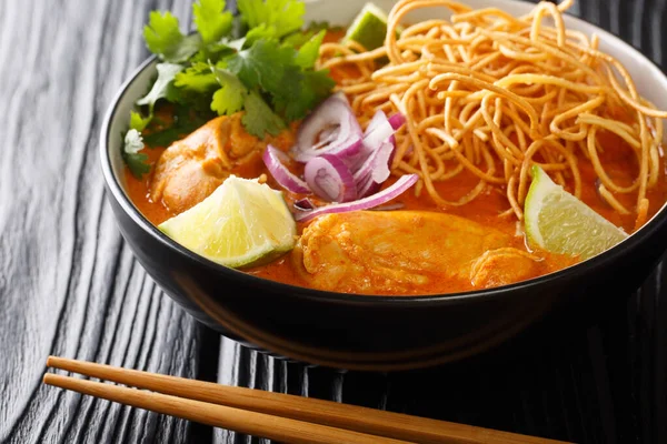 Zuppa Curry Cocco Con Pollo Tagliatelle Fritte Spezie Stile Thailandese — Foto Stock