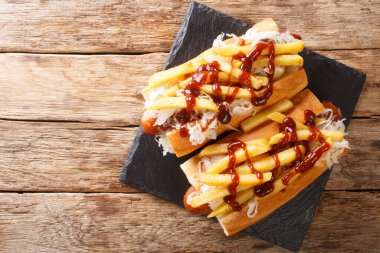 Sosisli, lahana salatası, patates kızartması ve barbekü soslu Polonyalı çocuk sandviçi. Yukarıdan yatay üst görünüm