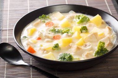 Beyaz krema güveci, Japon usulü tavuk ve sebzelerden oluşan ve tereyağı bazlı sosta pişirilmiş klasik bir yemektir. yatay