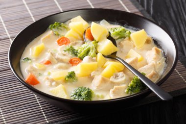 Beyaz krema güveci, Japon usulü tavuk ve sebzelerden oluşan ve tereyağı bazlı sosta pişirilmiş klasik bir yemektir. yatay