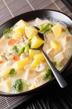 Beyaz Krema Güveci, masaya yakın bir kasede tavuk, mantar ve sebzelerle yapılan klasik bir Japon usulü güveçtir. Dikey