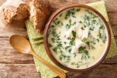 Masadaki tabakta füme mezgit, patates ve soğandan yapılmış geleneksel İskoç Cullen Skink tarifi var. Yukarıdan yatay üst görünüm