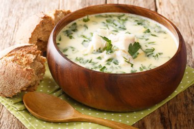 Masadaki tabakta füme mezgit, patates ve soğandan yapılmış geleneksel İskoç Cullen Skink tarifi var. Yatay