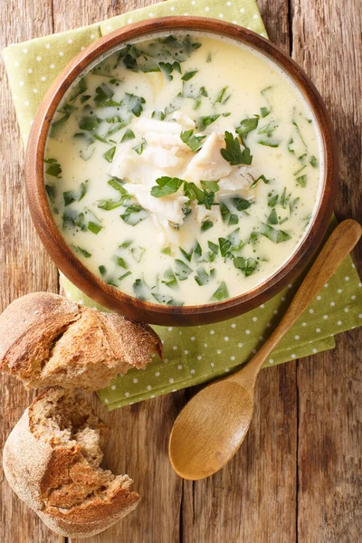 Cullen skink, one of Scotland's most famous dishes, is a hearty soup that is traditionally made with smoked haddock Vertical top view from abov — Stock Image Cullen Skink One Scotland Most Famous Dishes Hearty Soup Traditionally Stock Image